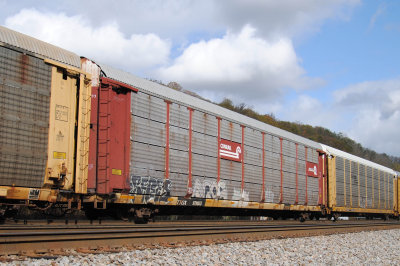 979033