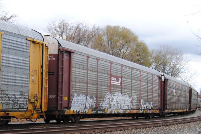 981575