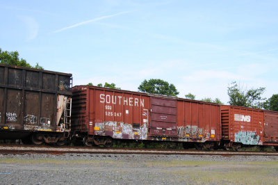 525047