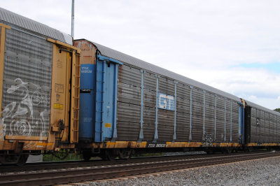 983632
