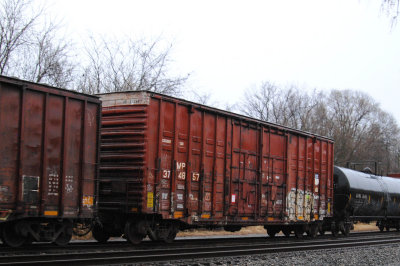 374857