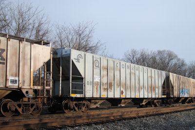 886940