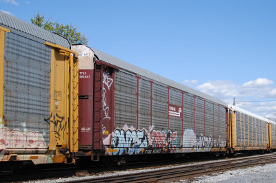 983427