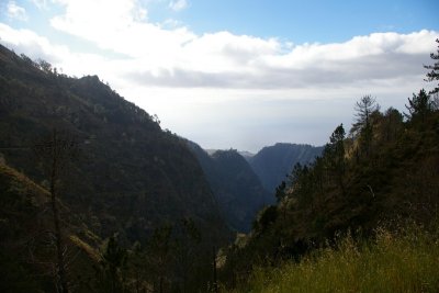Droga na przełęcz Eira do Serrado (na grze po lewej)