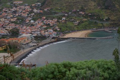 Machico - po lewej naturalna żwirowa plaża, po prawej plaża z piasku przywiezionego z Maroka