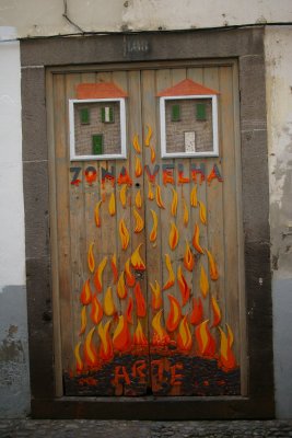 Drzwi kamienicy przy Zona Velha