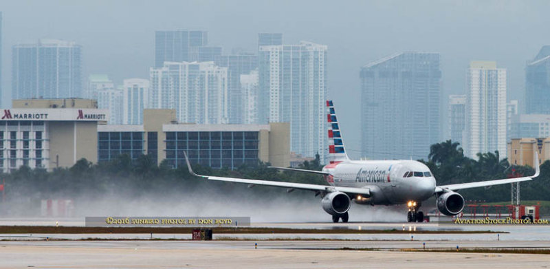 2016 - American Airlines Airbus A319-112 N5007E on takeoff roll on runway 27 aviation airline stock photo