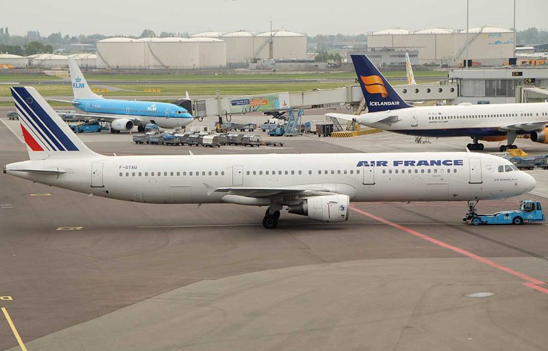 Air France A-321 being pushed back from its gate in AMS