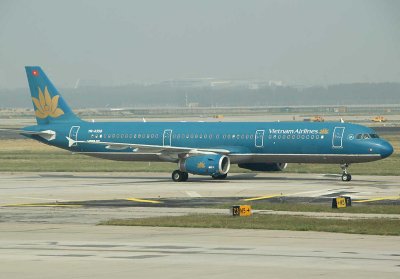 Vietnam Airlines A-321 taxi at PEK, Sep, 2014