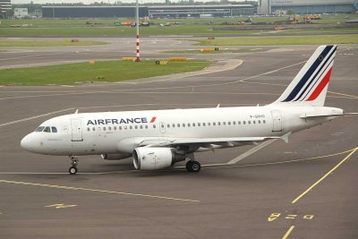 Air France A-319 taxi towards the runway in AMS