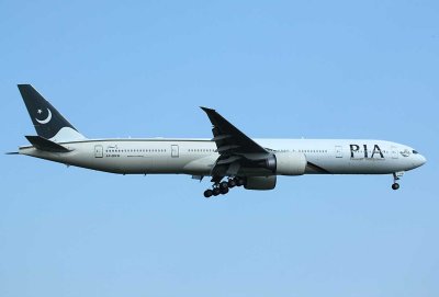 PIA 777-300ER approching JFK 22L