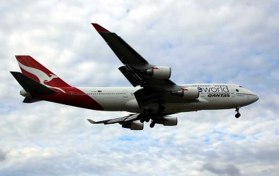 Qantas 744 in One World livery landing in JFK