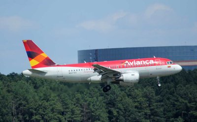Avianca A-319 moments away from IAD Runway 19L