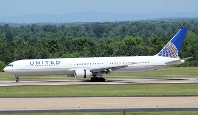 United 767-400 slowing down on IAD Runway 19C