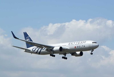 Delta B-767-300 in SkyTeam livery