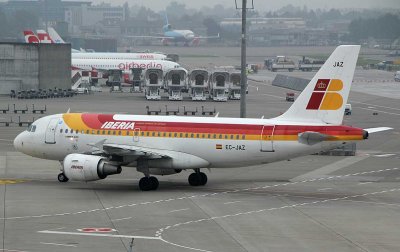 Iberia A-319 taxi to its stand at ZRH
