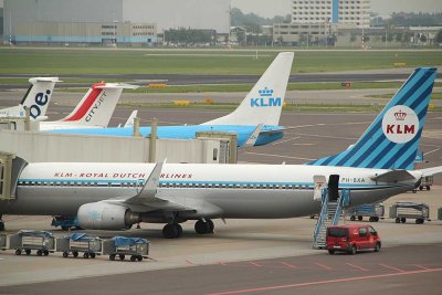 KLM retro color scheme tail in AMS