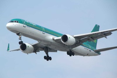 Final approach of Aer Lingus B-757 to JFK Runway 13L