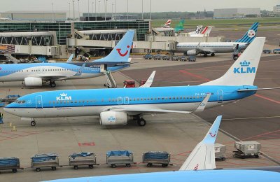 KLM B-737-800 nose into its parking position