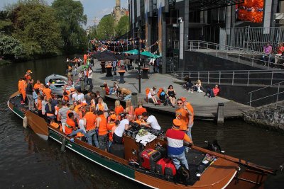 King's Day celebration on the canal, 1