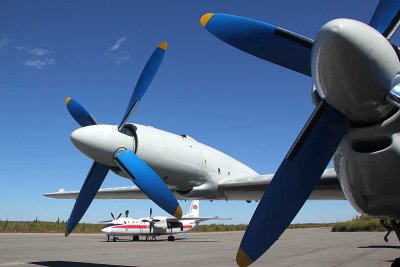 An-24 framed by IL-18 propellers
