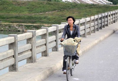 Bicycle traffic on the way to Hamhung, 2