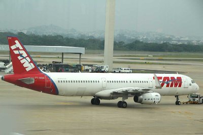 TAM A-321 being pushed back at GIG