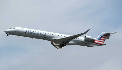 AA CRJ-900 taking off from PHL