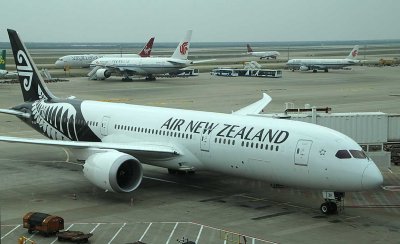 Air New Zealand B-787-9 at its gate at PVG