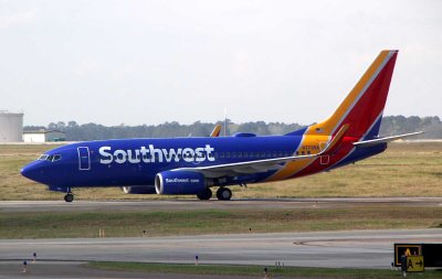 Southwest 737-700 at CHS