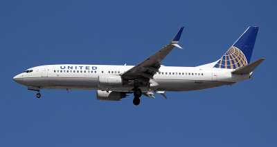 United B-737-800 with scimitar winglets