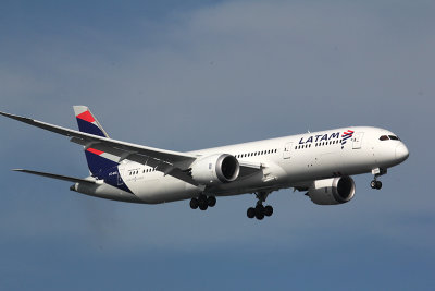 B-787-9 in LATAM's new livery.