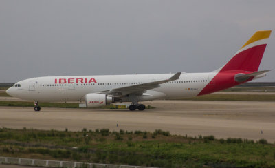 Iberia A-330 arriving at PVG, Oct 2016