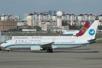 Xiamen Airlines B-737-800 in the airline's old livery at SHA, Nov 2016