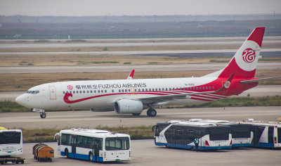 Fuzhou Airlines B-737-800 taxi to its gate at PVG