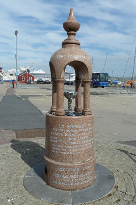 Monument to whaler Diana, on pier