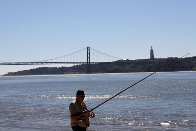 Fisherman, bridge & Cristo 