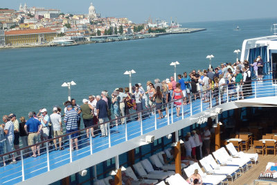 At 4 it was sailaway time on Insignia & everyone came up top for a wonderful sailaway (Howard's pic)