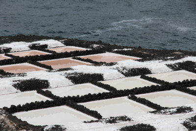 Colors of salt pools indicate degree of dryness