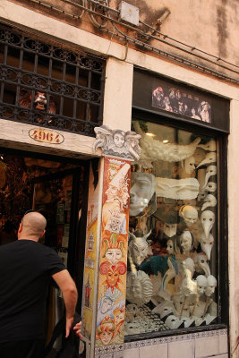  Mask shop Castello