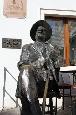 James Joyce sits near the Arch outside Cafe Uliks