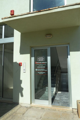 To find Mozaic from parking lot near Maria Formosa, look to right of this clinic OR find shop on ped street with Mosaiz sign