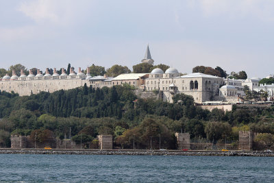 From a ferry or tour boat you see how big Topkapi is.