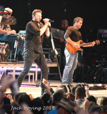 Chris Young performing at Country Concert 2015
