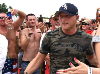 Cole Swindell working the crowd