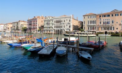 ca d'oro (golden house) in the center