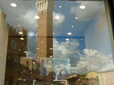 Window reflection - Torre del Mangia