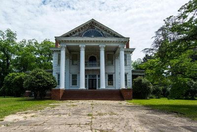 150510--7   Uncared for old southern Mansion