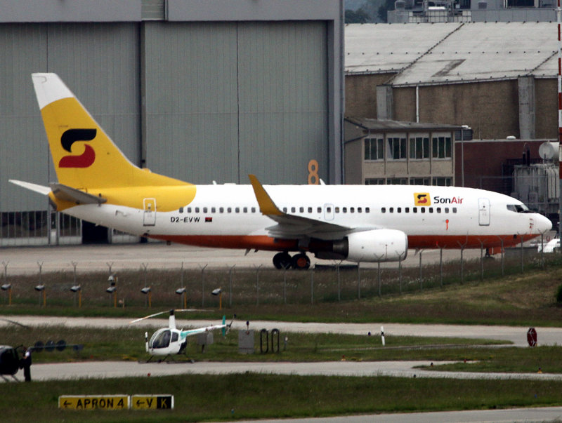 B737-700  D2-EVW  