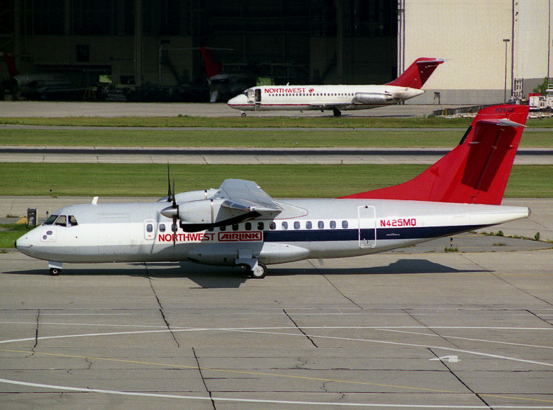 ATR-42  N425MQ 